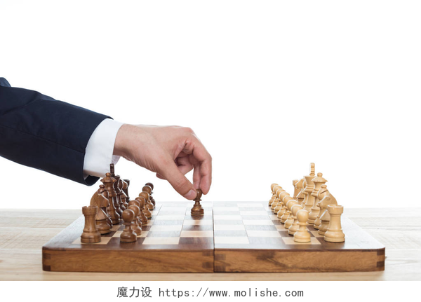 白色背景上一个男人独自下棋下棋的商人